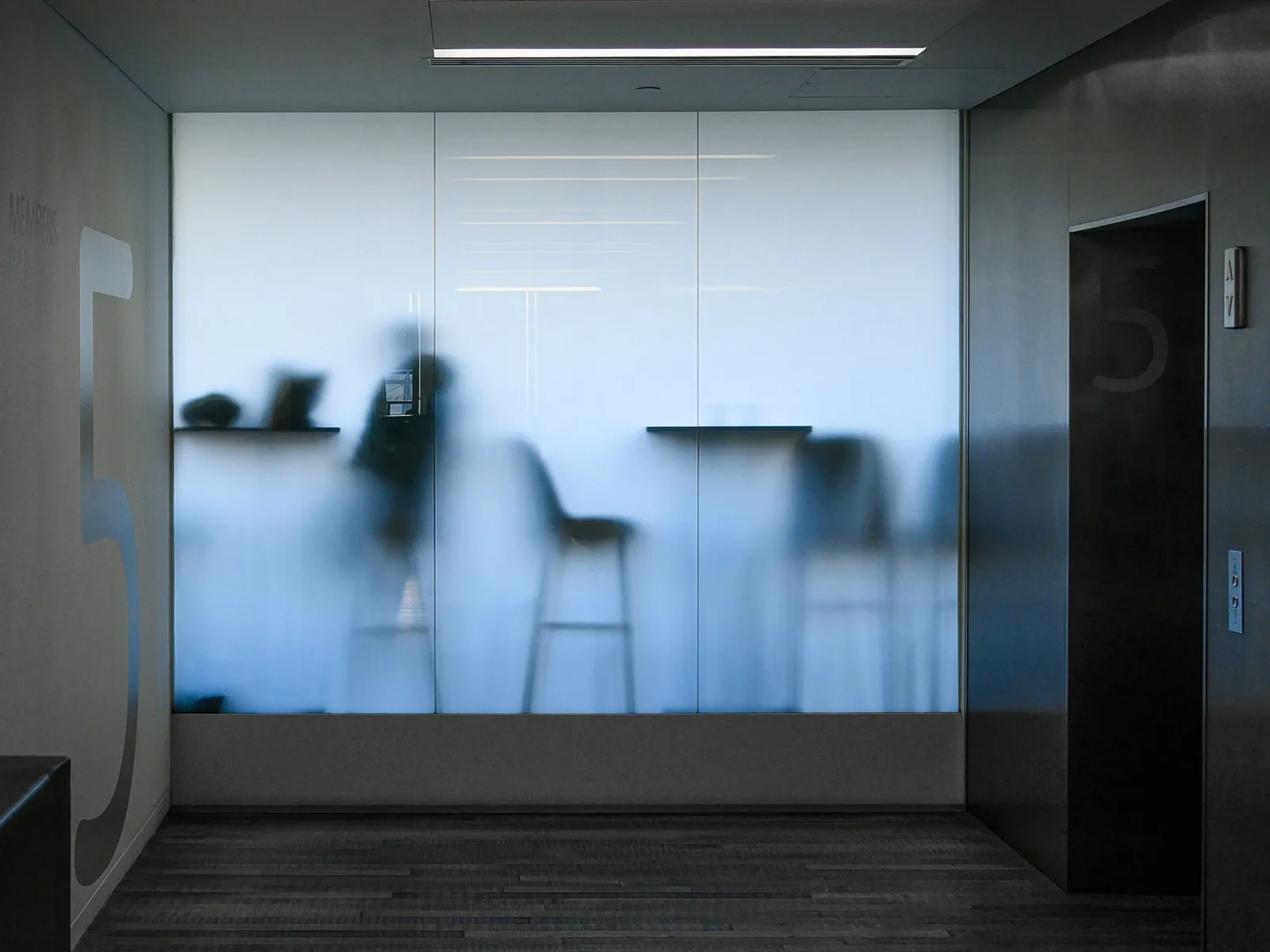 Sala de reuniones tras una pared de cristal translúcido